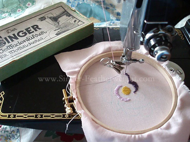 Arrasene Embroidery & Darning Foot, Singer (Vintage Original) - Image 5