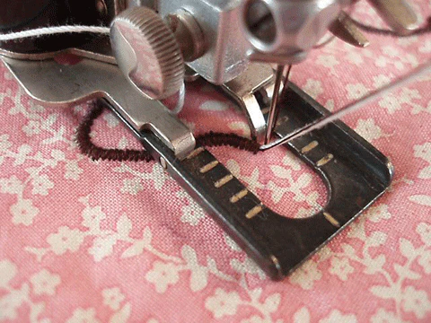 Buttonholer Attachment, Singer (Vintage Original) - LOW SHANK - Image 11