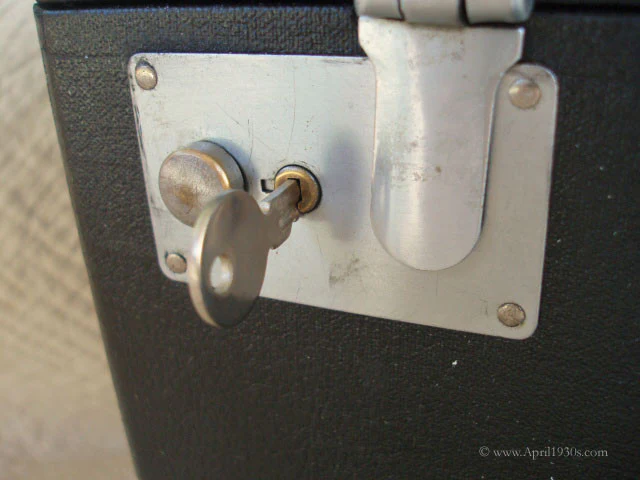 Case Key, Singer Featherweight 221 (Vintage Original) - Image 2