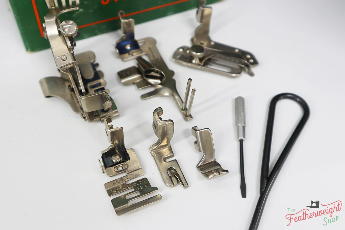 Singer Featherweight 221 Sewing Machine, AL0050** - Image 17