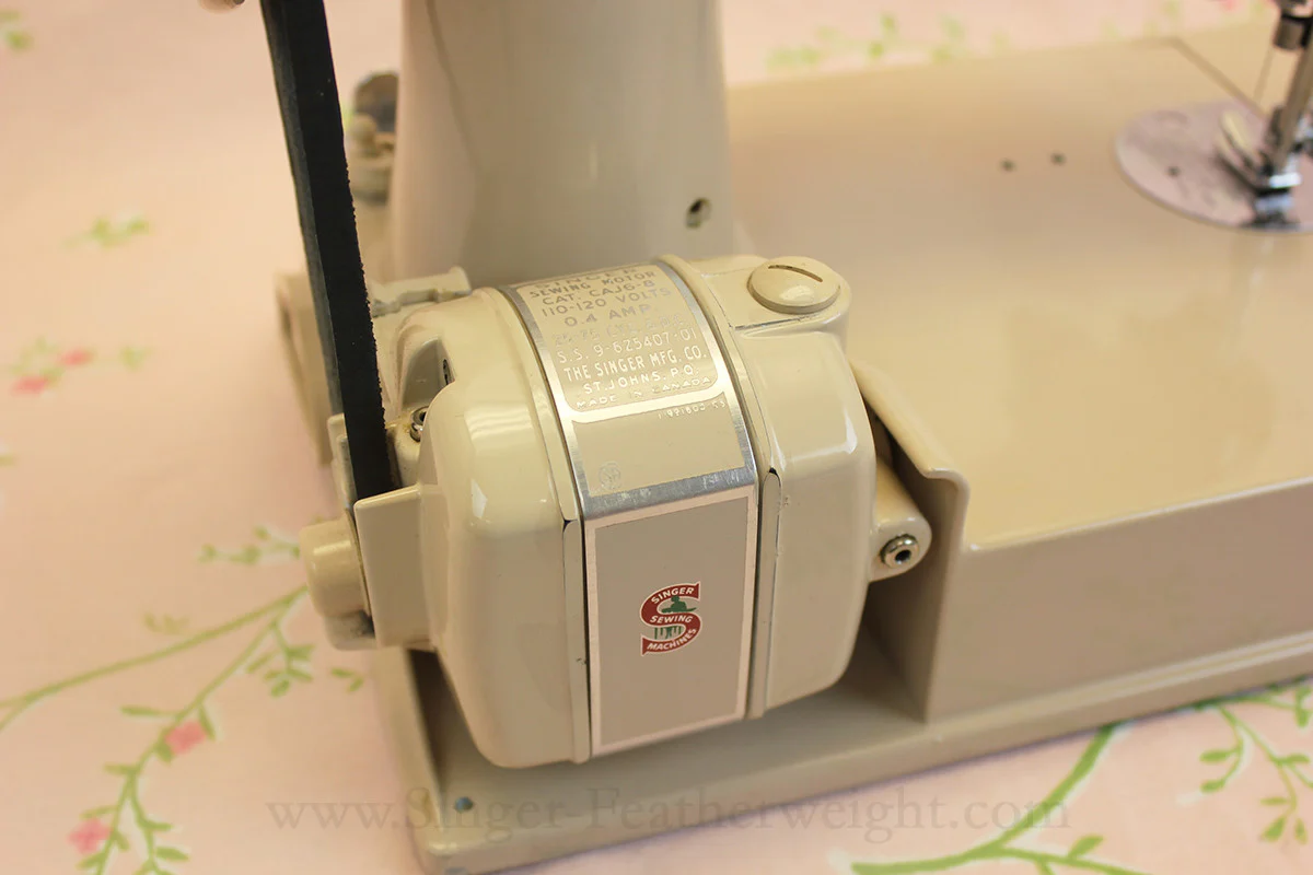 Singer Featherweight 221 Sewing Machine, TAN ES878*** - Image 10
