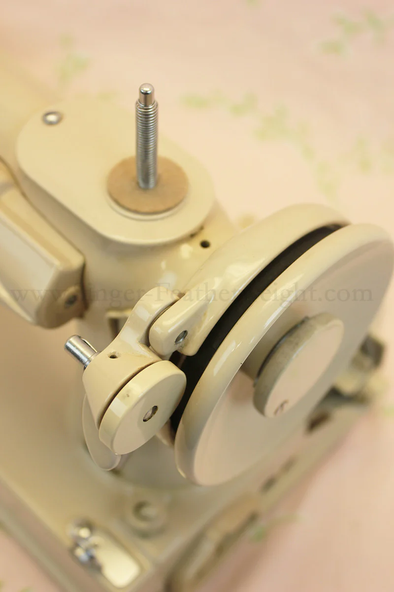 Singer Featherweight 221 Sewing Machine, TAN ES878*** - Image 11