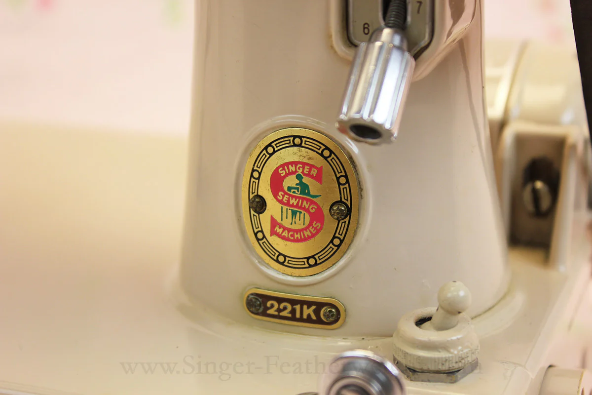 Singer Featherweight 221 Sewing Machine, TAN ES878*** - Image 12