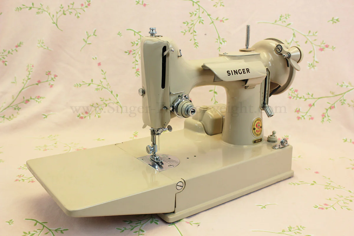Singer Featherweight 221 Sewing Machine, TAN ES878*** - Image 3