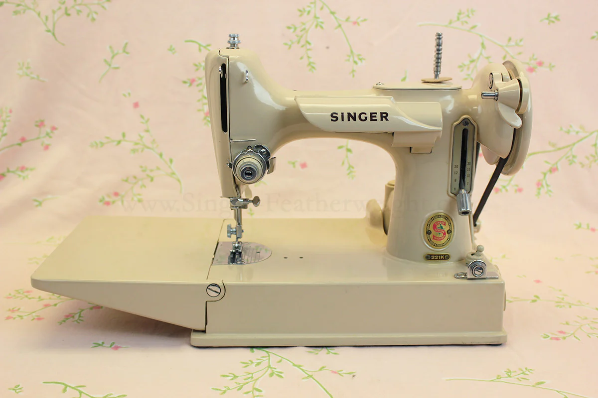 Singer Featherweight 221 Sewing Machine, TAN ES878*** - Image 4
