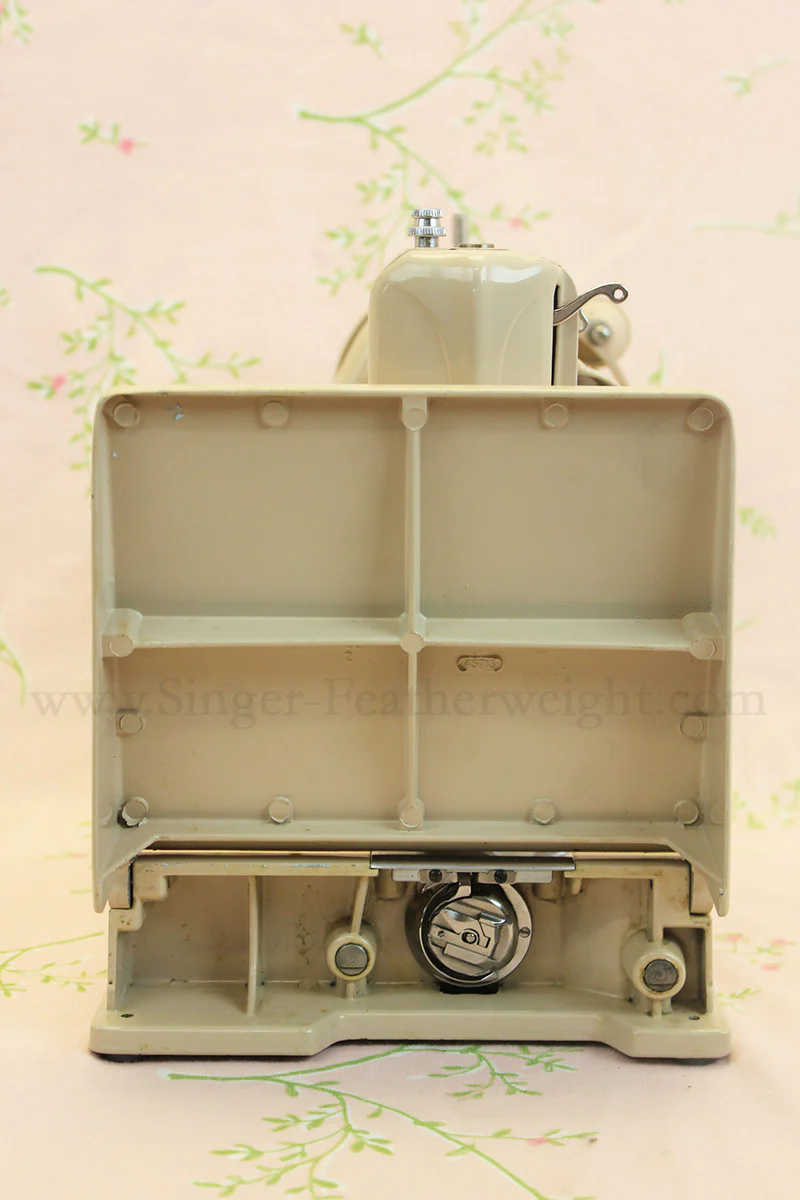 Singer Featherweight 221 Sewing Machine, TAN ES878*** - Image 6