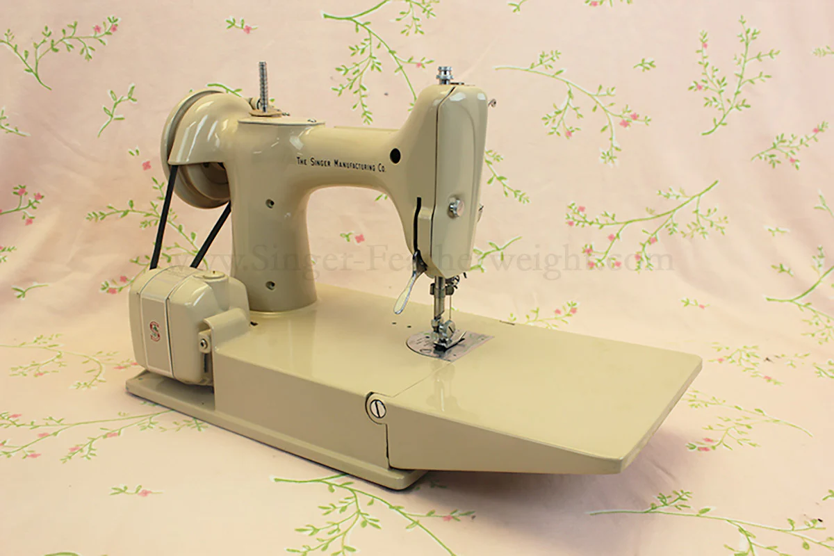 Singer Featherweight 221 Sewing Machine, TAN ES878*** - Image 7