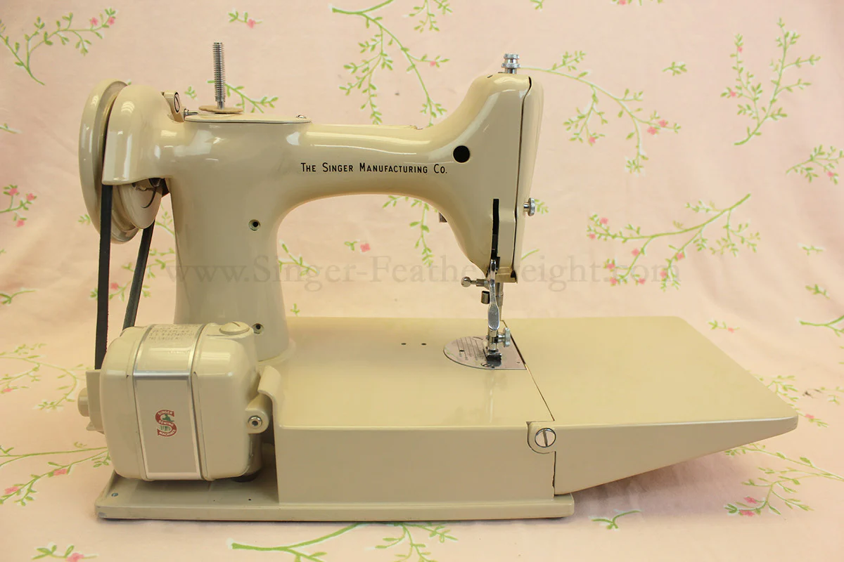 Singer Featherweight 221 Sewing Machine, TAN ES878*** - Image 8