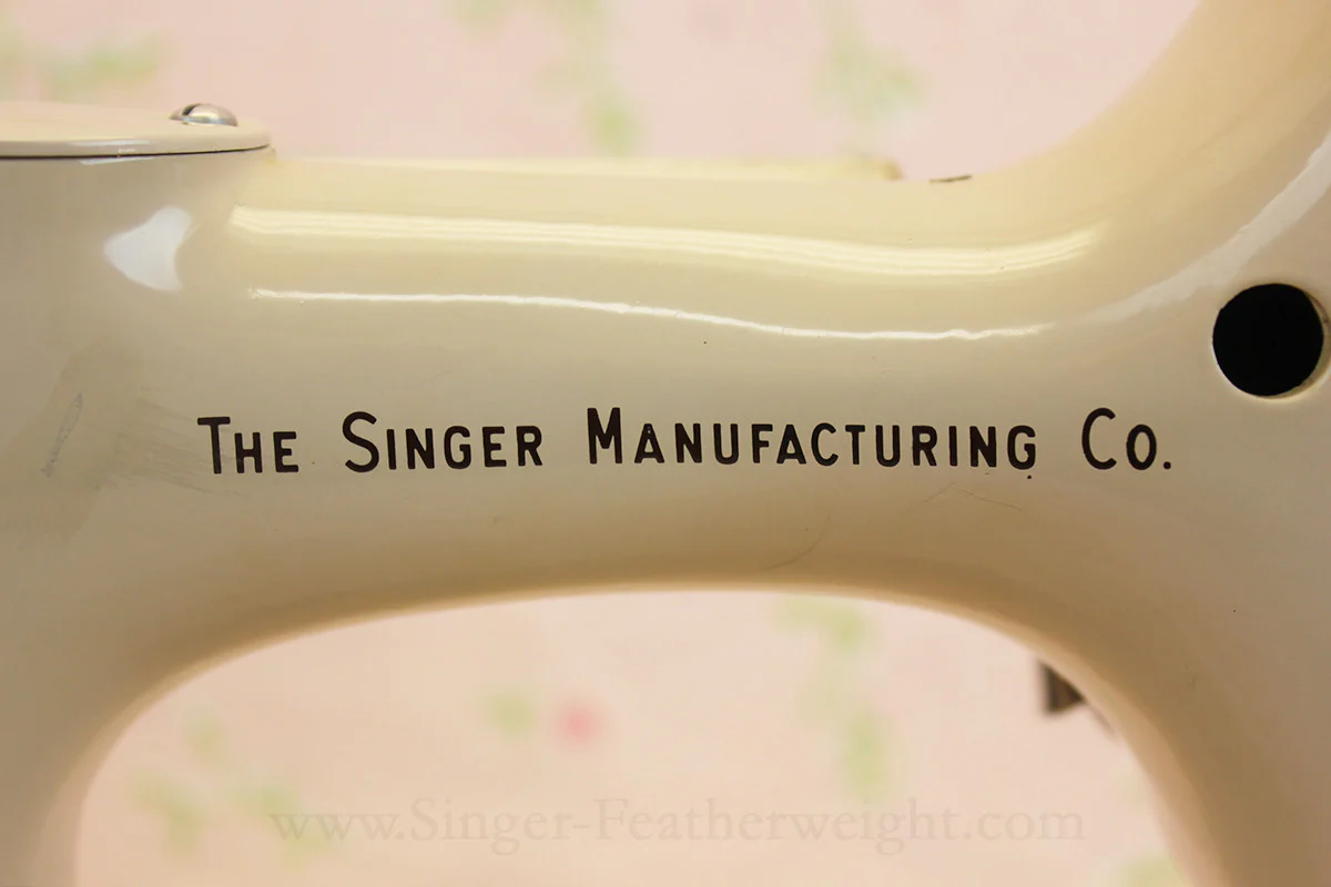 Singer Featherweight 221 Sewing Machine, TAN ES878*** - Image 9