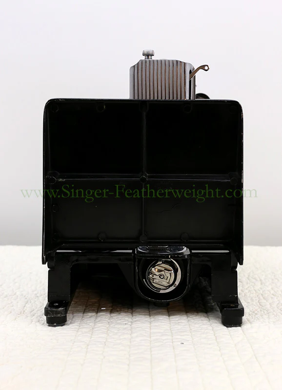 Singer Featherweight 222K Sewing Machine EL682*** - Image 6