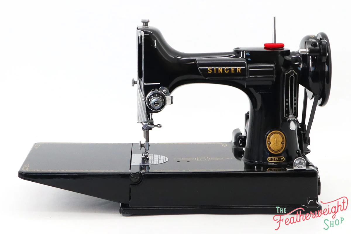 Featherweight 221 Sewing Machine, AM694*** - 1957 - Image 2