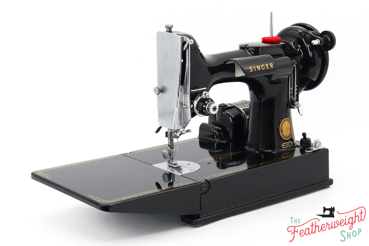 Featherweight 221 Sewing Machine, AM694*** - 1957 - Image 3