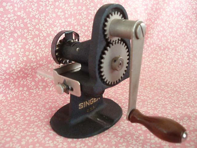 Hand Crank Pinker, Singer (Vintage Original) - Image 10