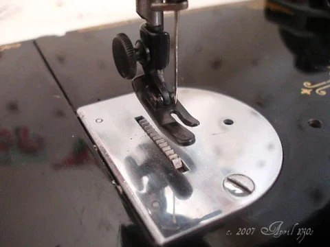 Presser Foot Attachment, LOW - Singer (Vintage Original) - Image 5