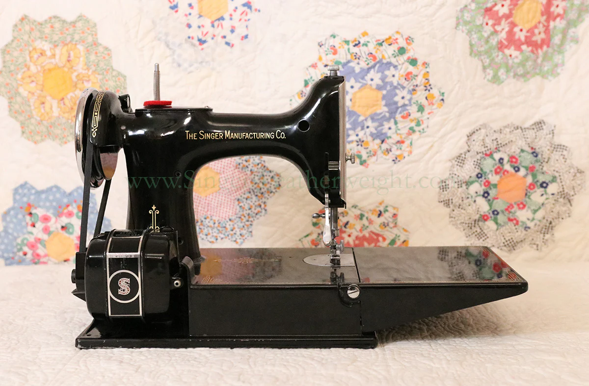 Singer Featherweight 221 Sewing machine, 1933 AD541*** - Image 7
