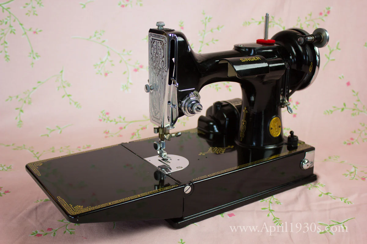 Singer Featherweight 221 Sewing machine, 1933 AD545*** - Image 2