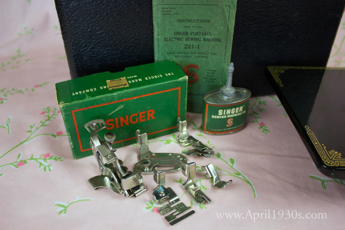 Singer Featherweight 221 Sewing machine, 1933 AD545*** - Image 26