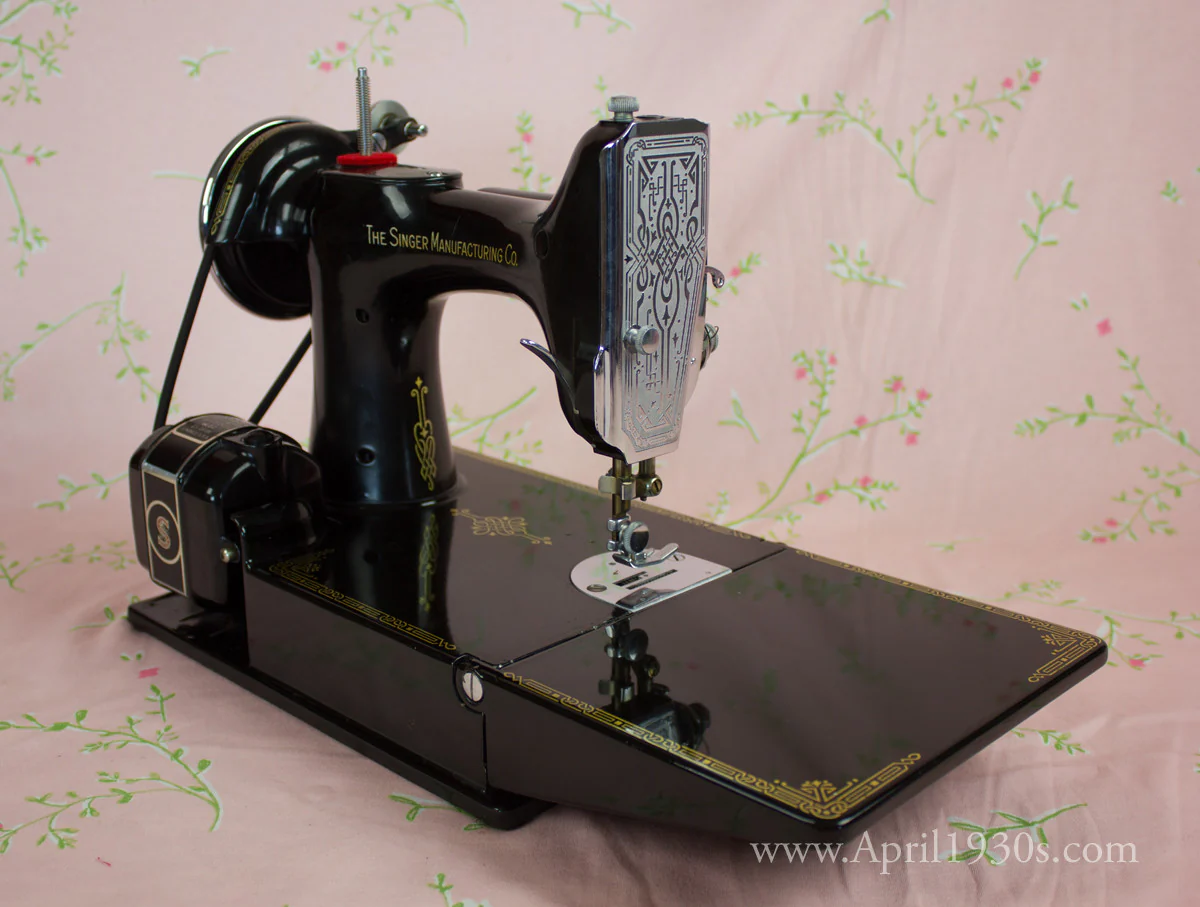 Singer Featherweight 221 Sewing machine, 1933 AD545*** - Image 5