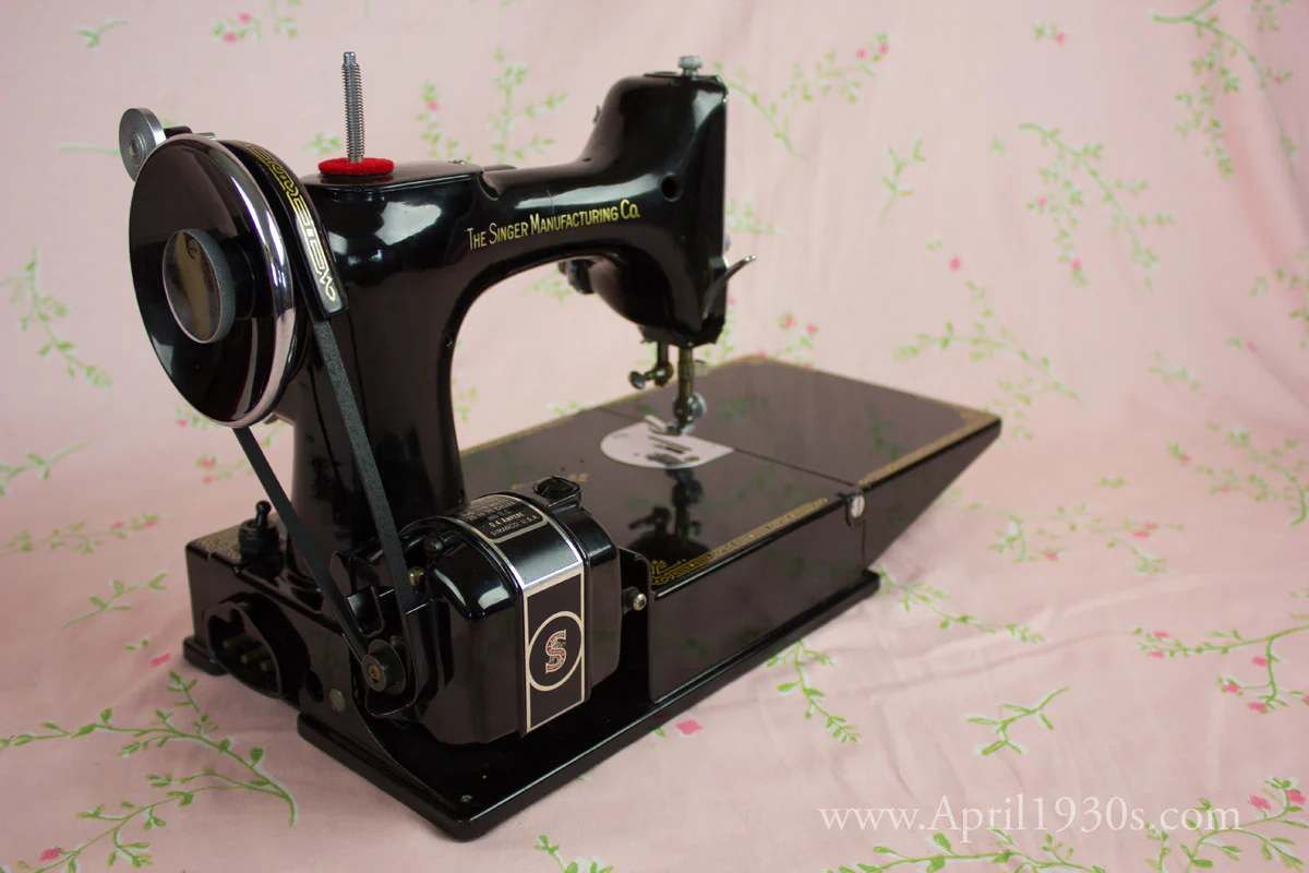 Singer Featherweight 221 Sewing machine, 1933 AD545*** - Image 7