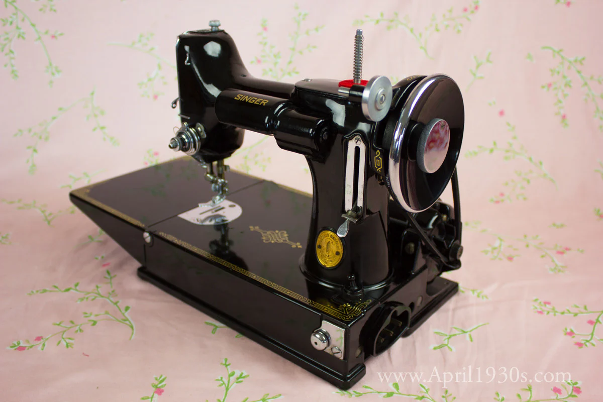 Singer Featherweight 221 Sewing machine, 1933 AD545*** - Image 8