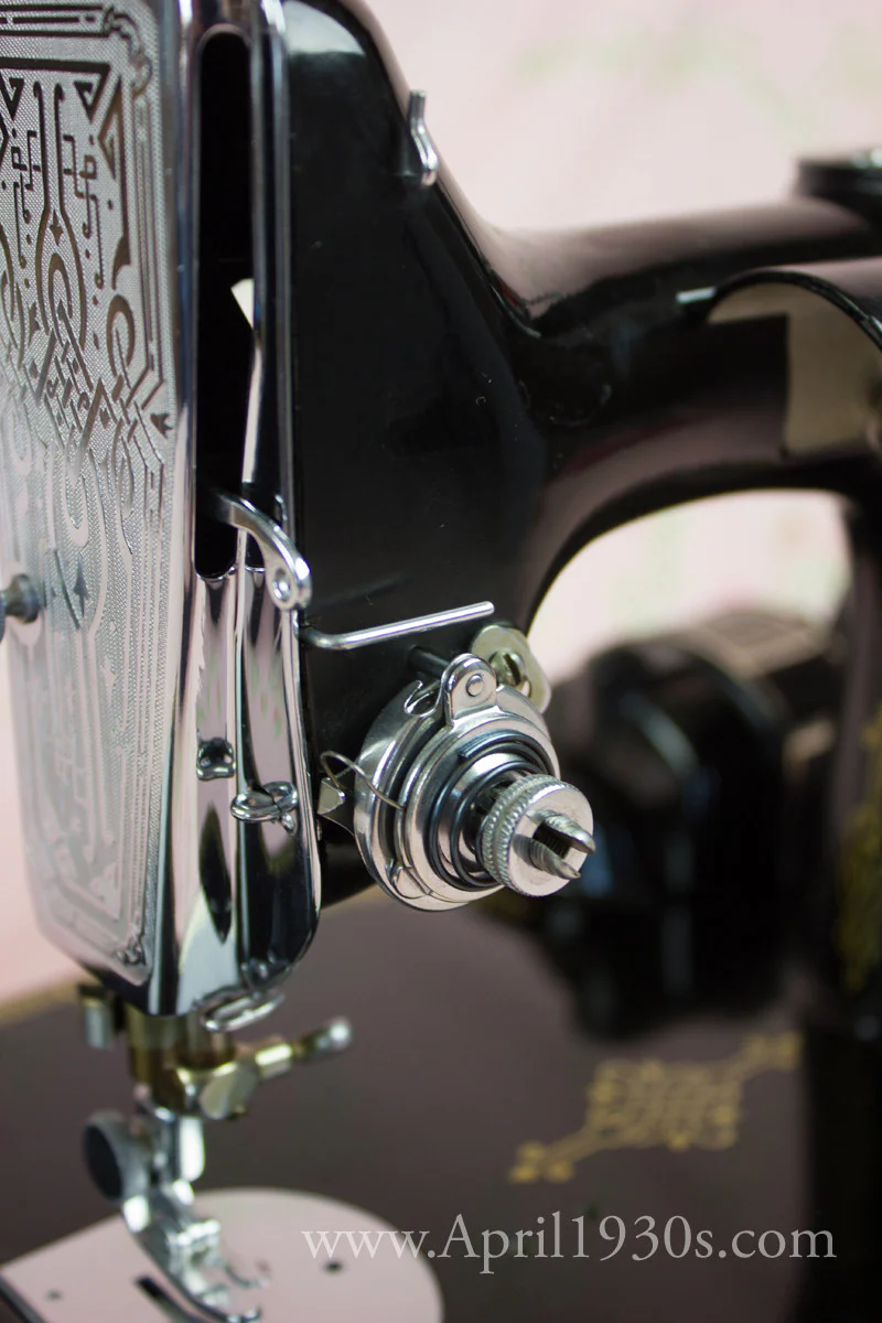 Singer Featherweight 221 Sewing machine, 1933 AD545*** - Image 9