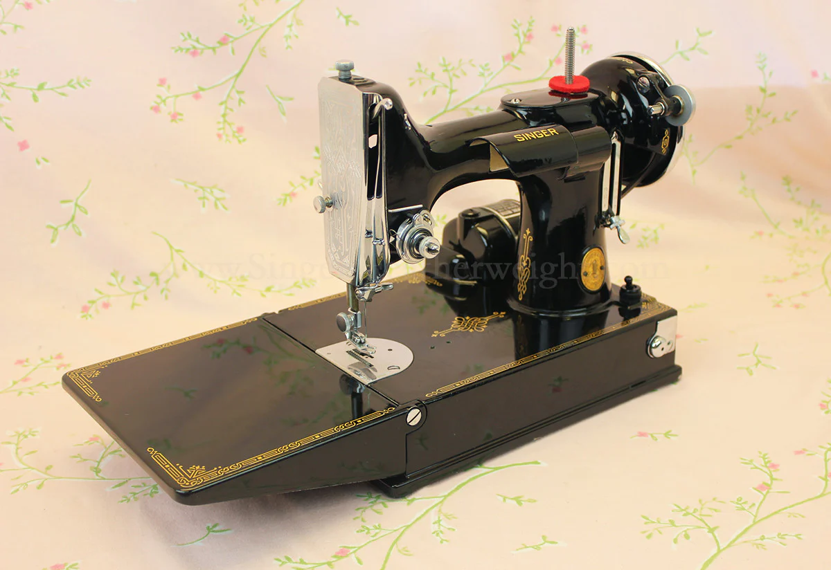 Singer Featherweight 221 Sewing machine, 1933 AD546*** - Image 2