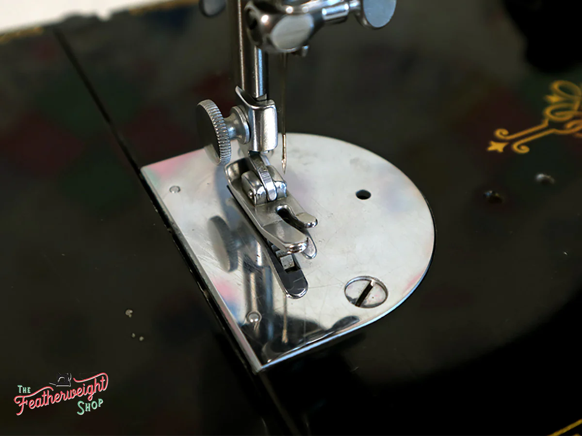 Singer Featherweight 221 Sewing machine, 1935 AD880*** - Image 11