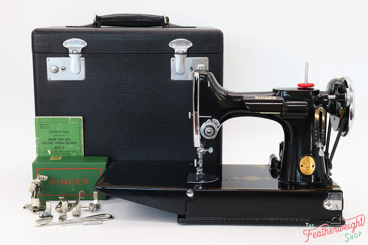 Singer Featherweight 221 Sewing machine, 1935 AD881***