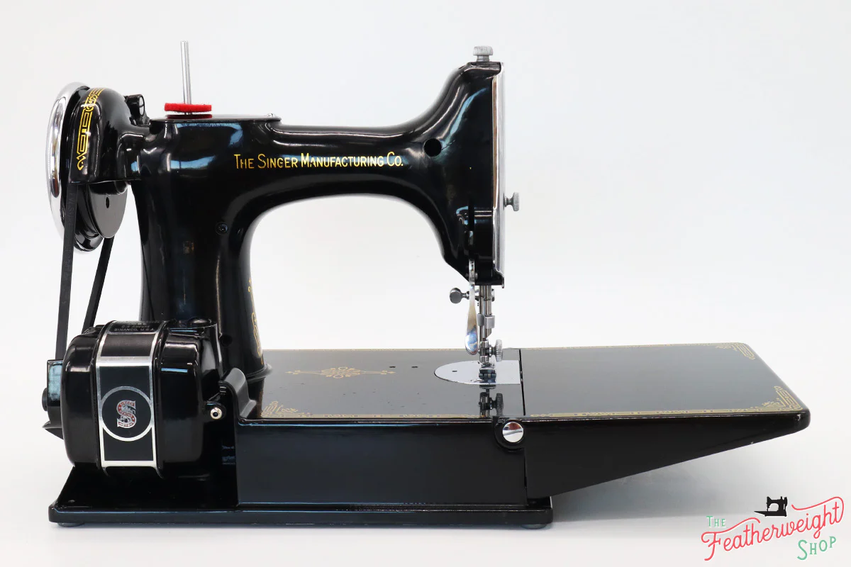Singer Featherweight 221 Sewing machine, 1935 AD881*** - Image 6