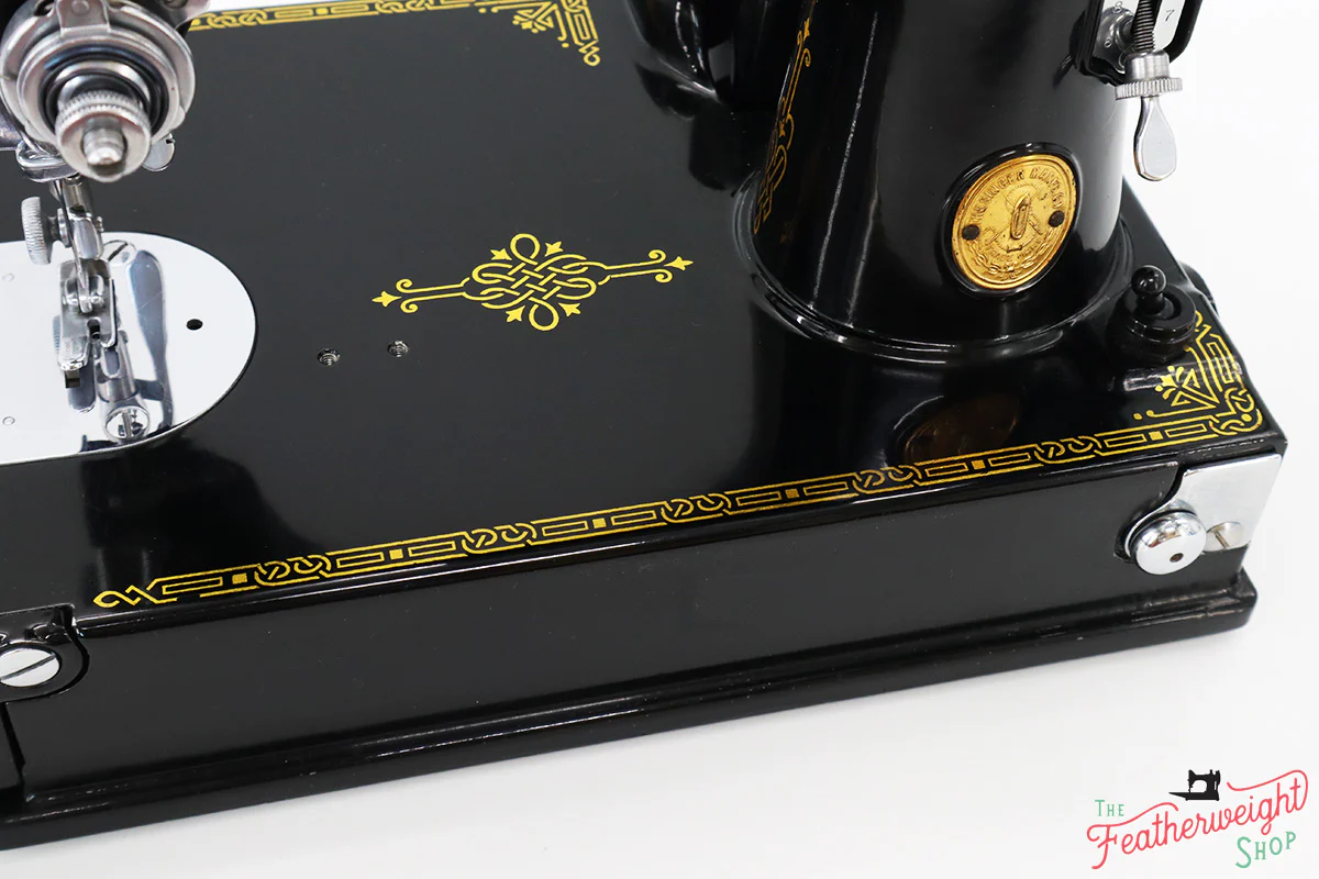 Singer Featherweight 221 Sewing machine, 1935 AD881*** - Image 8
