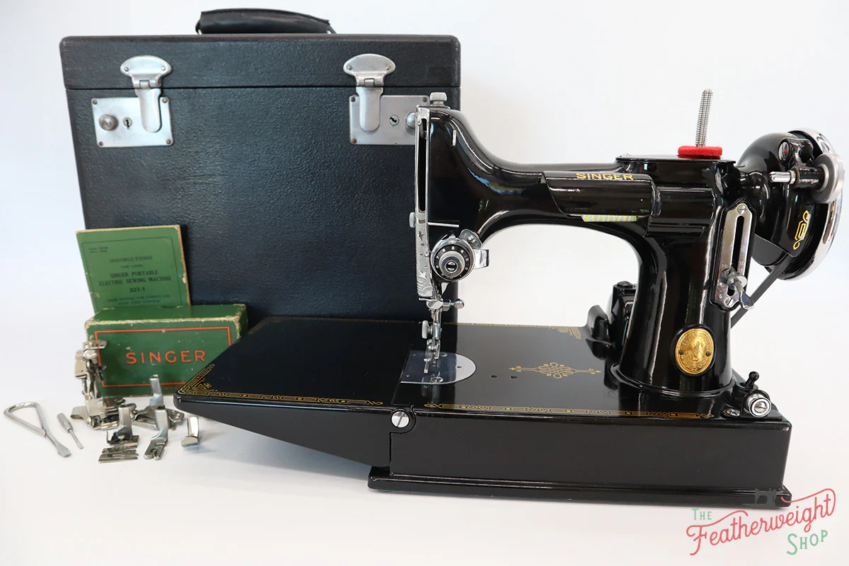 Singer Featherweight 221 Sewing Machine, AE987*** - Image 2