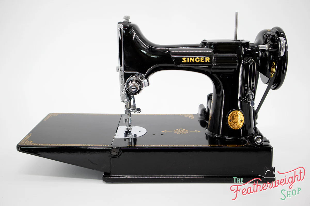 Singer Featherweight 221 Sewing Machine, AG009*** - Image 3