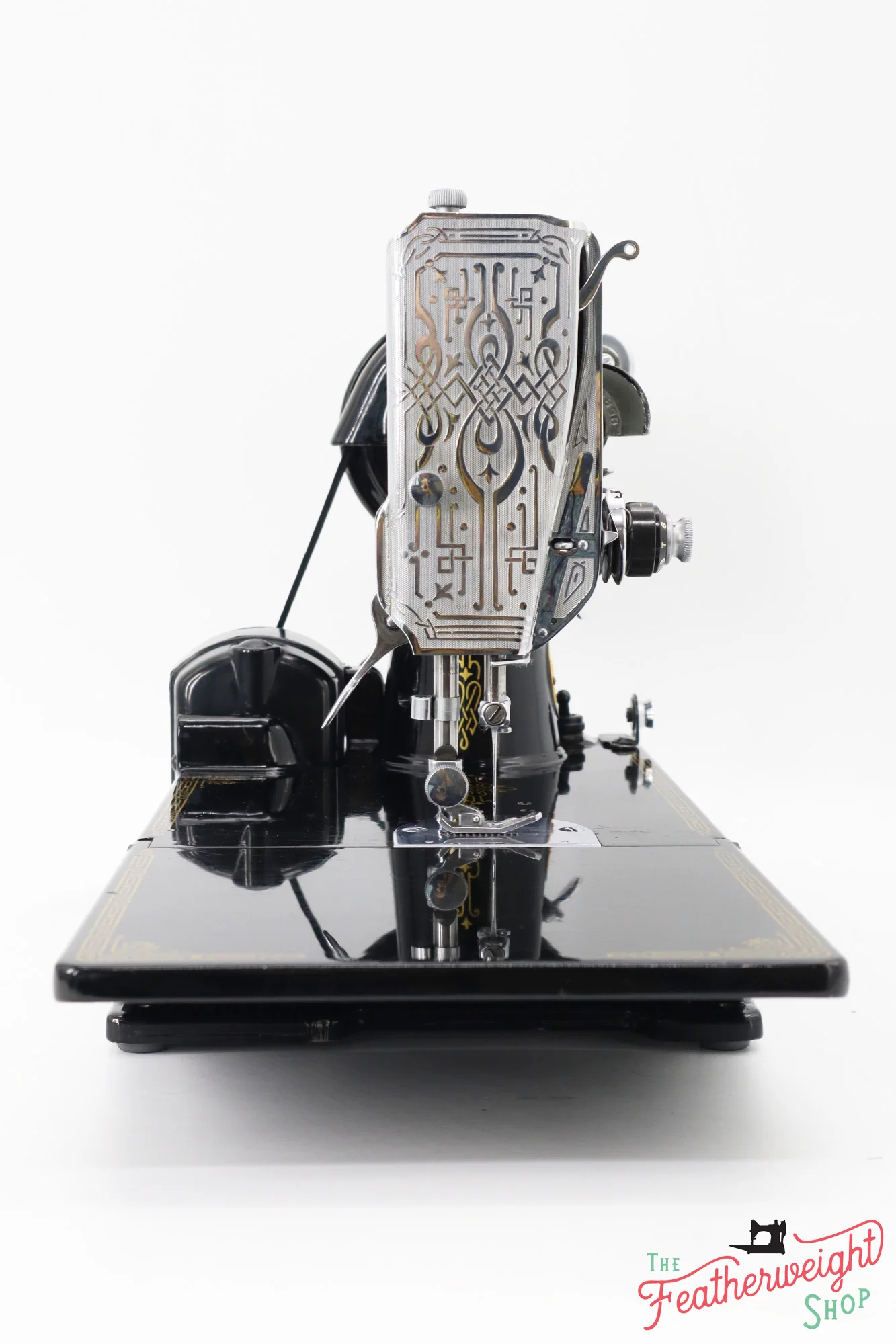 Singer Featherweight 221 Sewing Machine, AG618*** - 1946 - Image 4