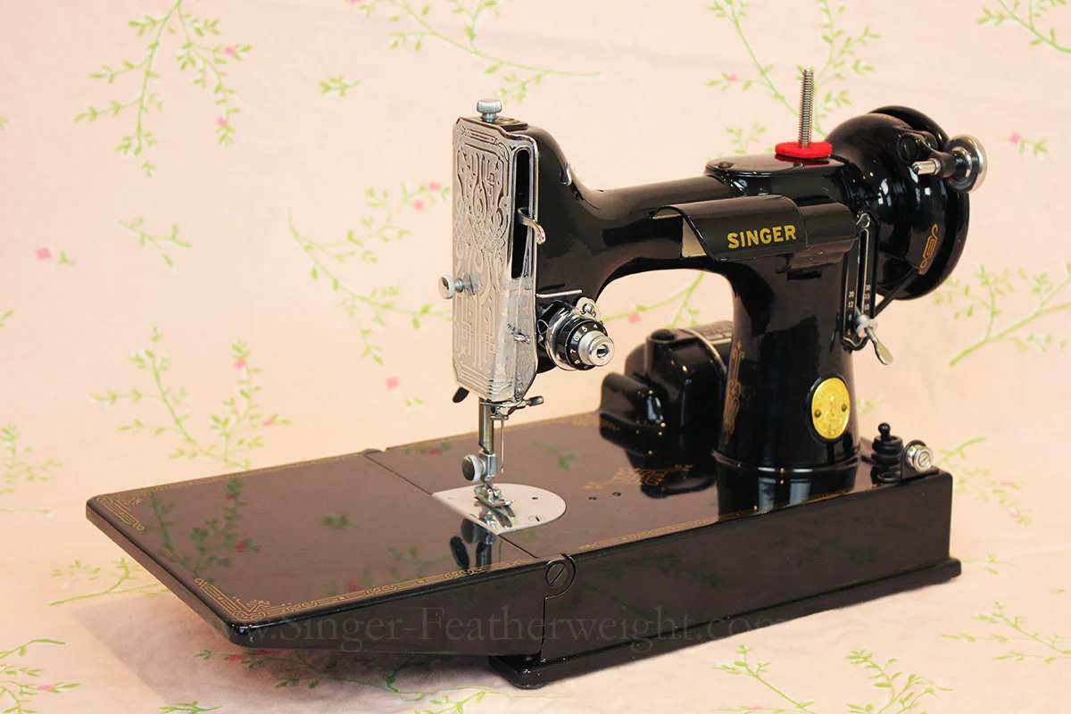 Singer Featherweight 221 Sewing Machine, AH114*** - Image 2