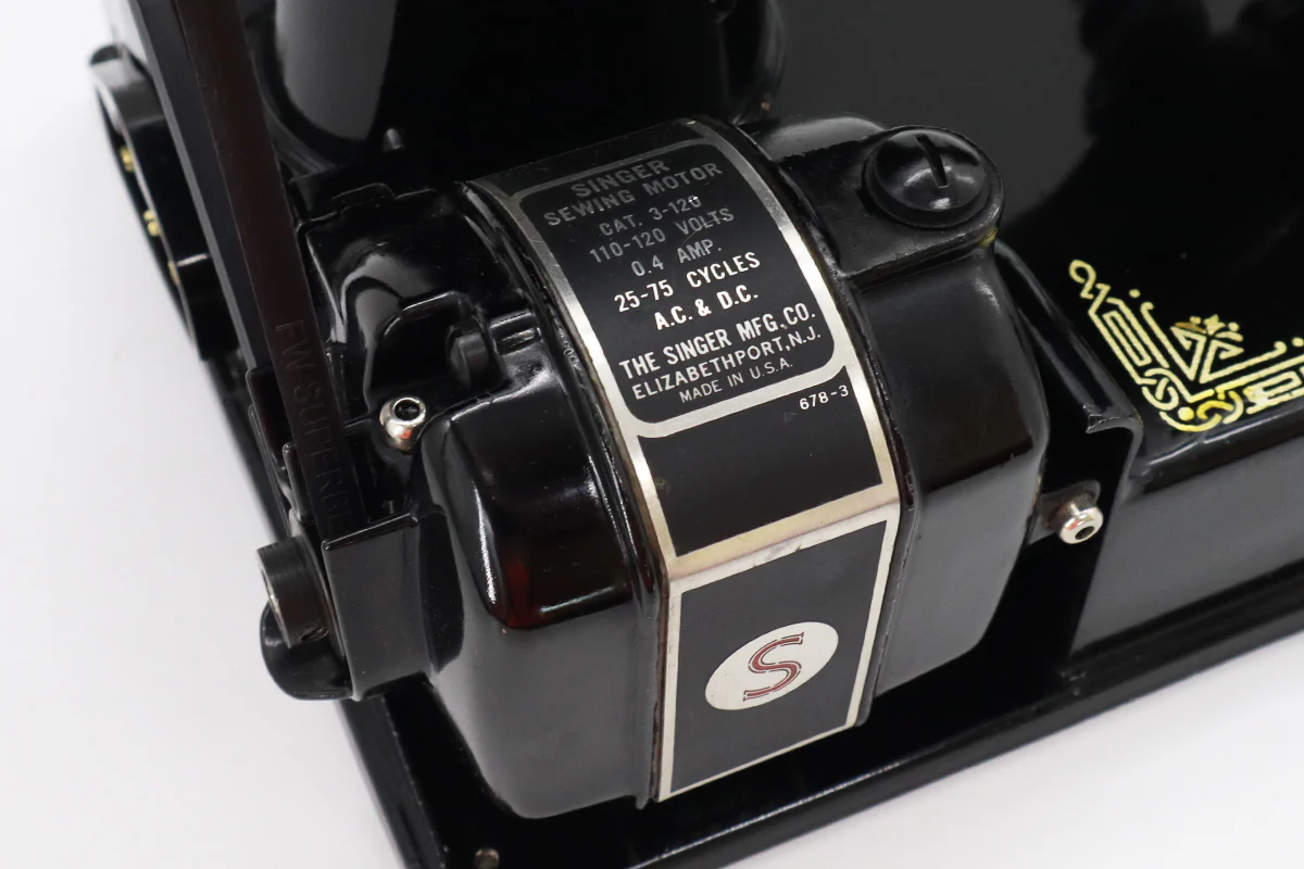 Singer Featherweight 221 Sewing Machine, AH560*** - Image 16