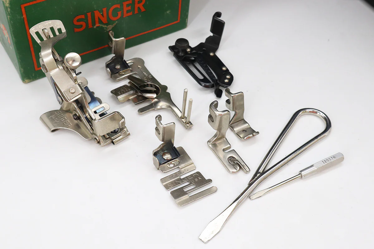 Singer Featherweight 221 Sewing Machine, AH560*** - Image 17