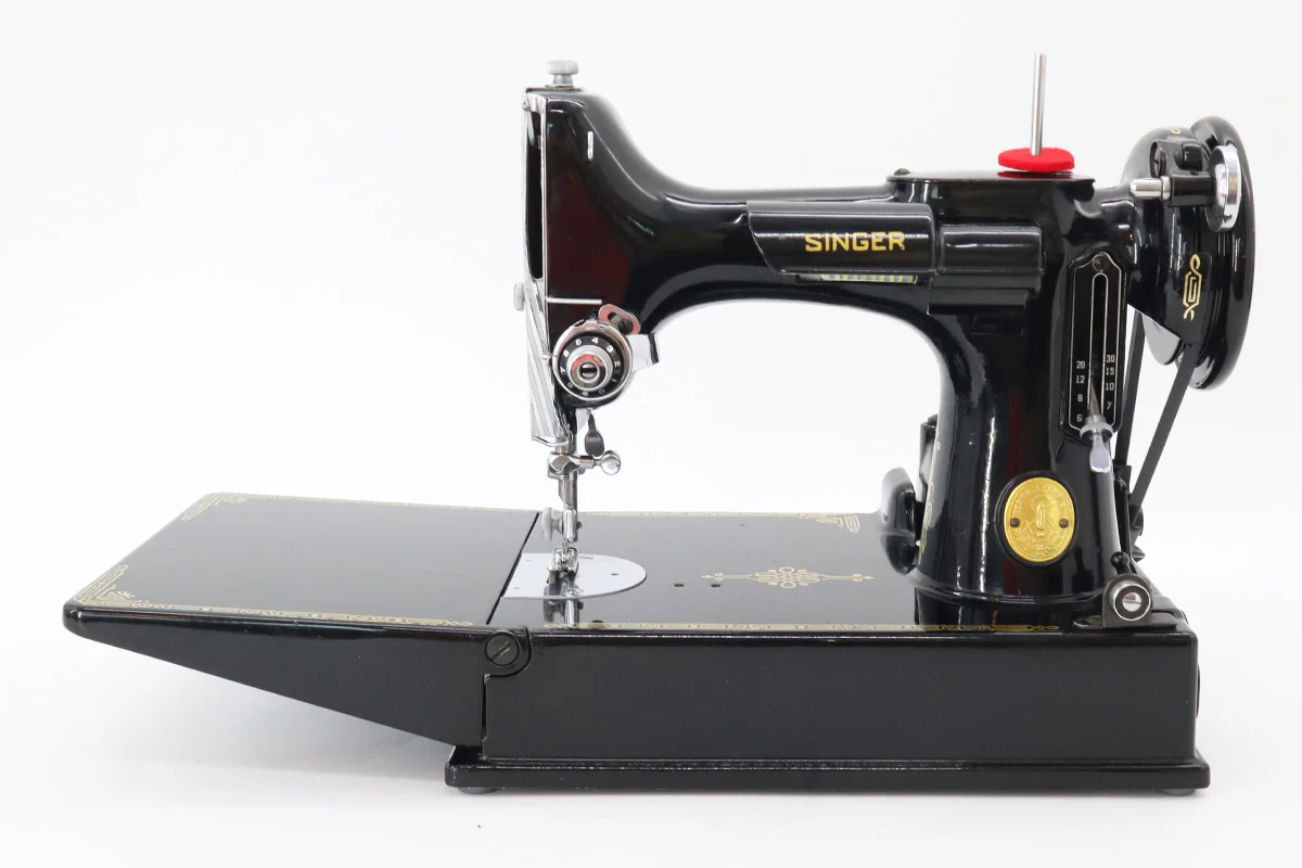 Singer Featherweight 221 Sewing Machine, AH560*** - Image 2