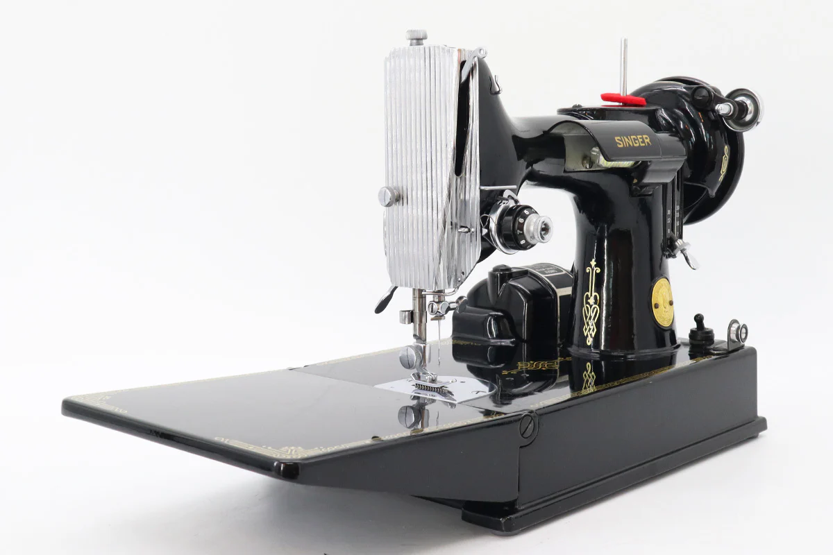 Singer Featherweight 221 Sewing Machine, AH560*** - Image 3