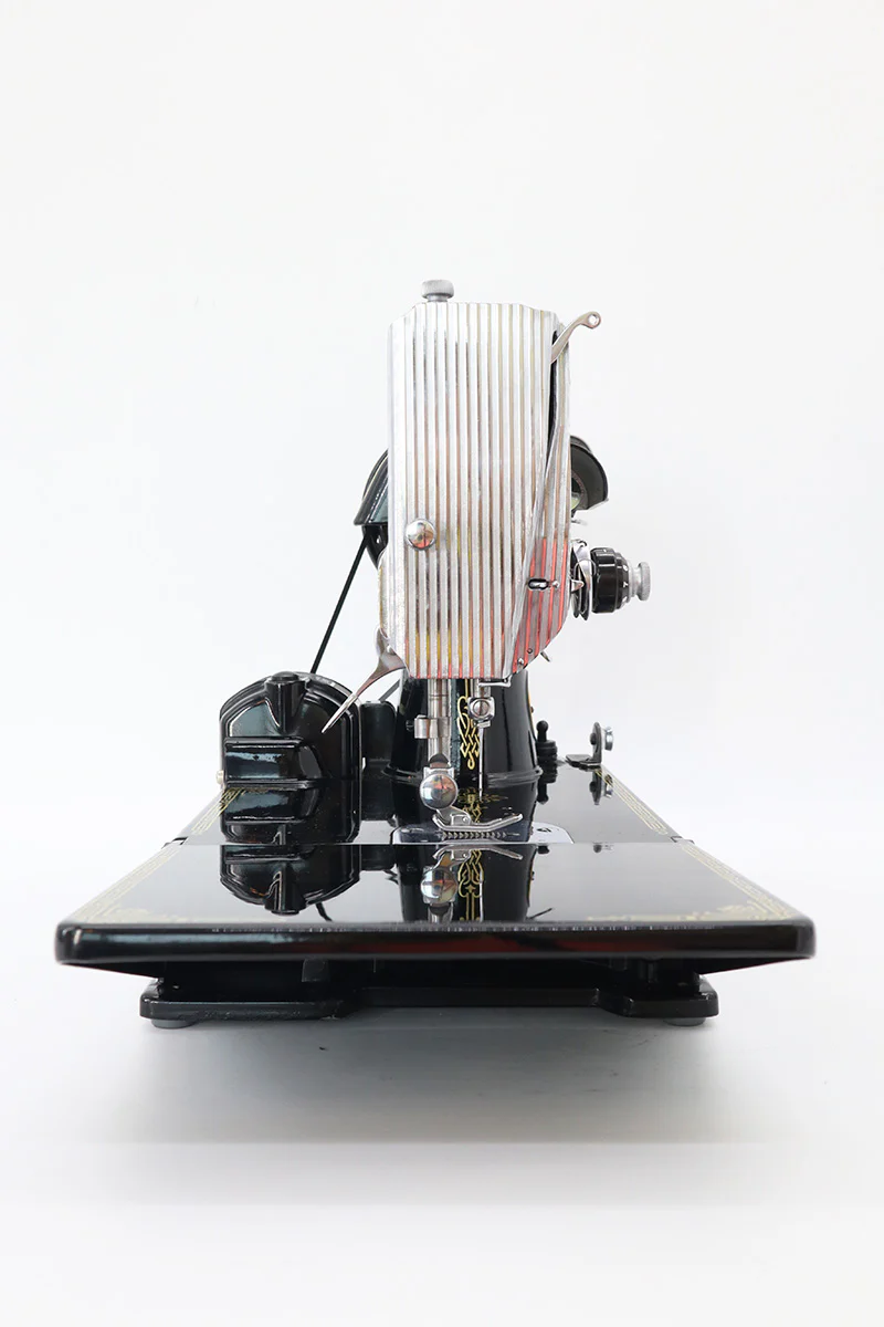Singer Featherweight 221 Sewing Machine, AH560*** - Image 4