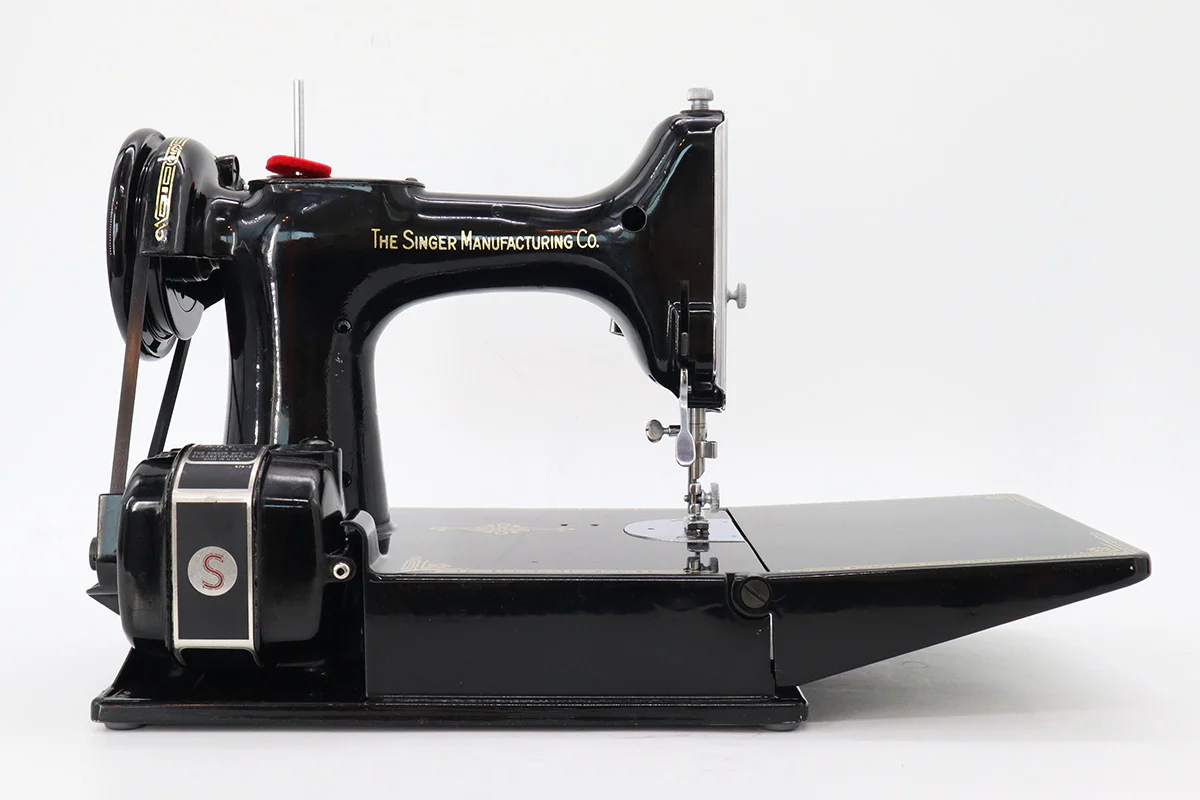 Singer Featherweight 221 Sewing Machine, AH560*** - Image 6