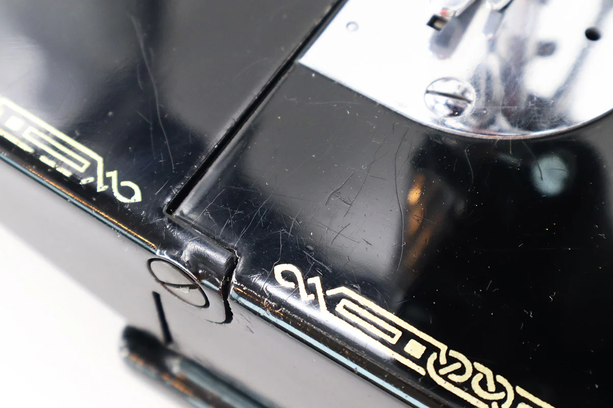 Singer Featherweight 221 Sewing Machine, AH560*** - Image 8