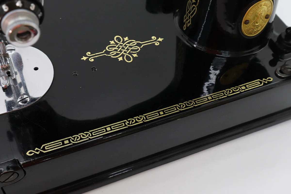 Singer Featherweight 221 Sewing Machine, AH560*** - Image 9
