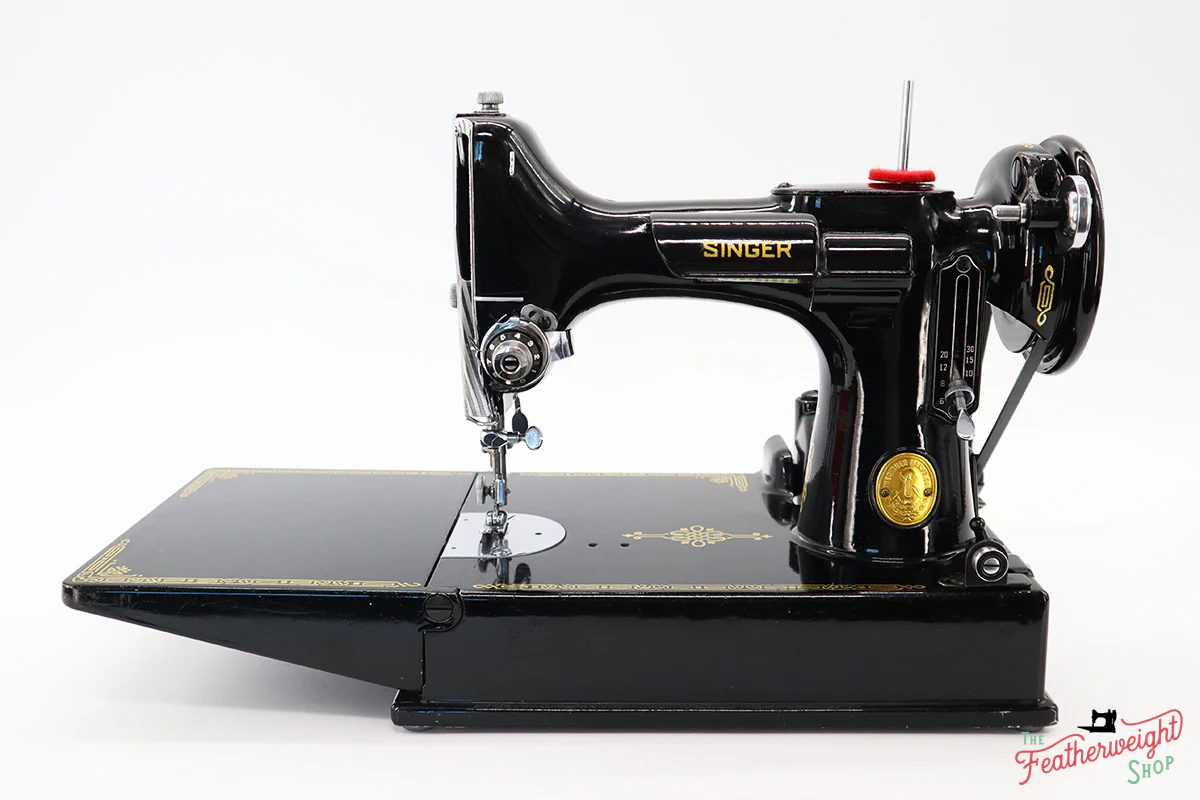 Singer Featherweight 221 Sewing Machine, AH572*** - Image 3