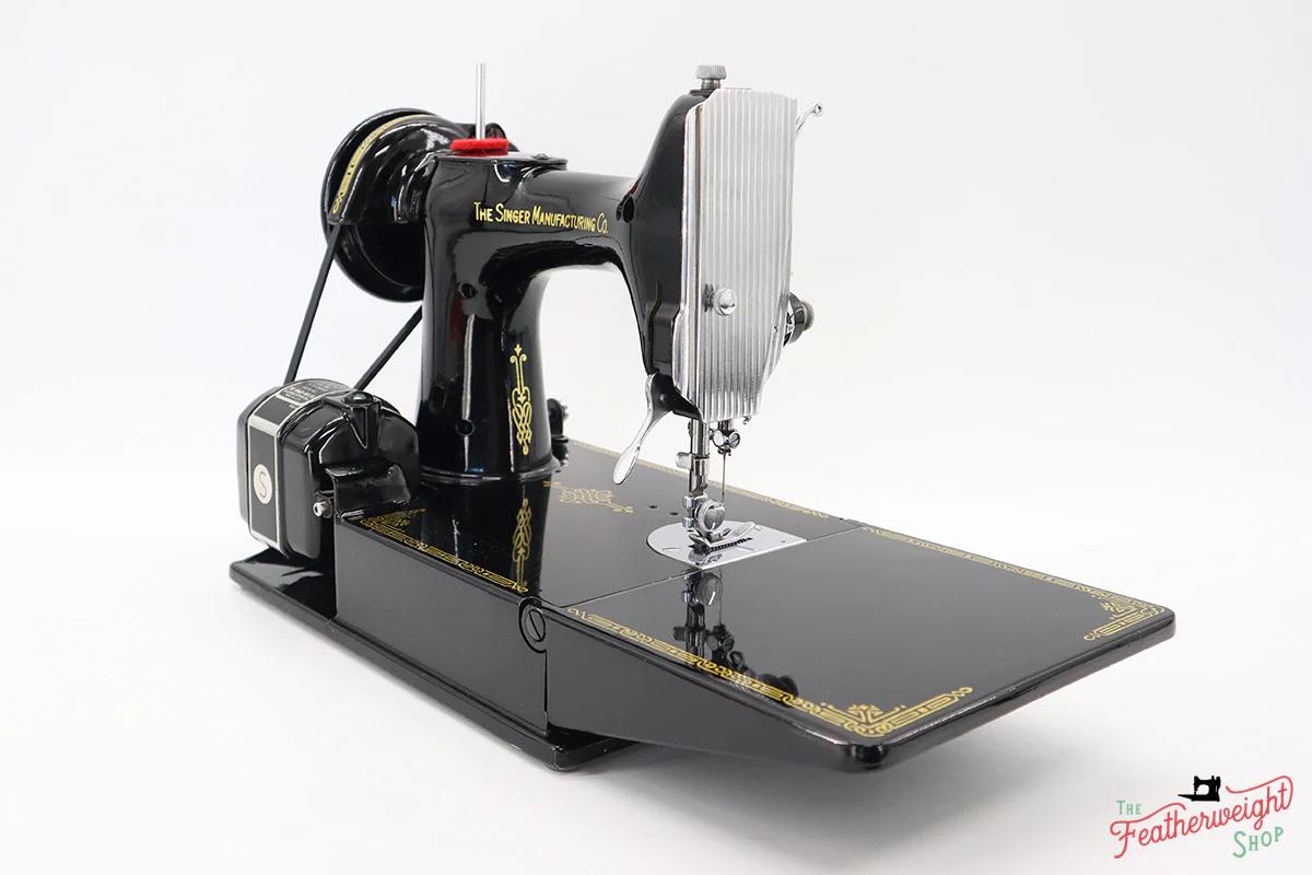 Singer Featherweight 221 Sewing Machine, AH572*** - Image 5