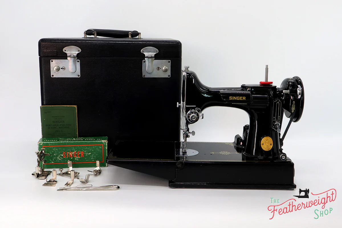 Singer Featherweight 221 Sewing Machine, AH981***