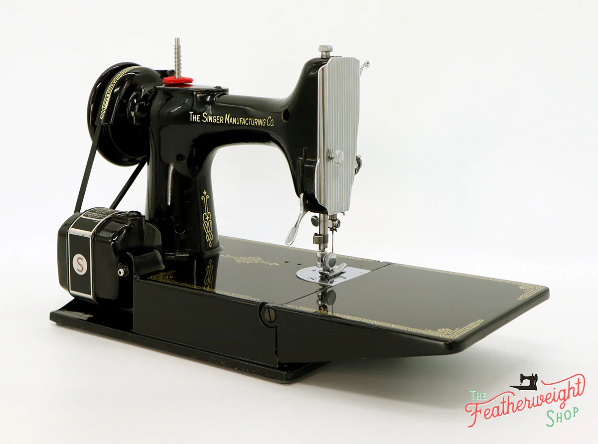 Singer Featherweight 221 Sewing Machine, AH981*** - Image 6