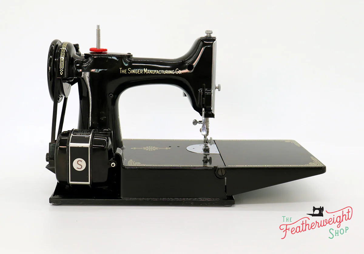 Singer Featherweight 221 Sewing Machine, AH981*** - Image 7