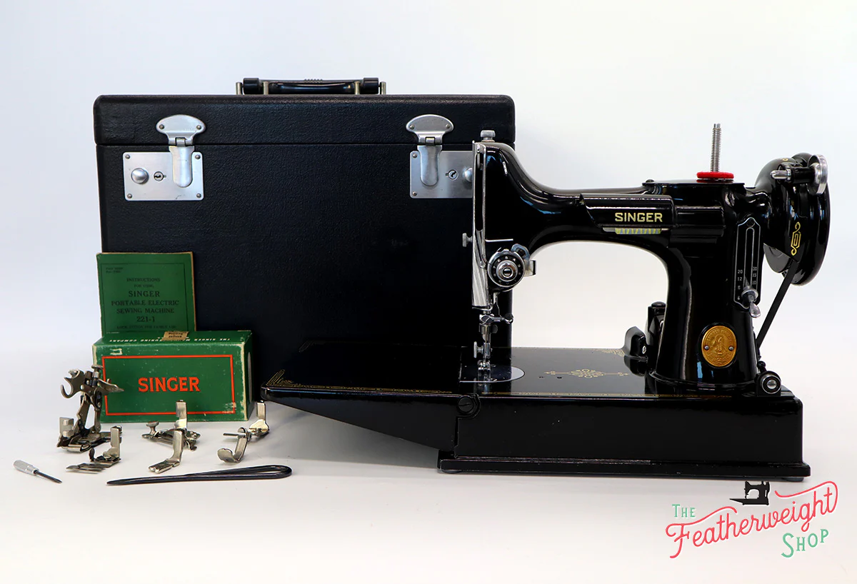 Singer Featherweight 221 Sewing Machine, AJ561*** - Image 2