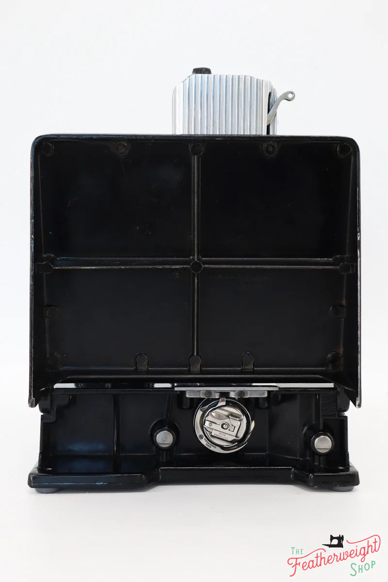 Singer Featherweight 221 Sewing Machine, AK620*** - Image 4
