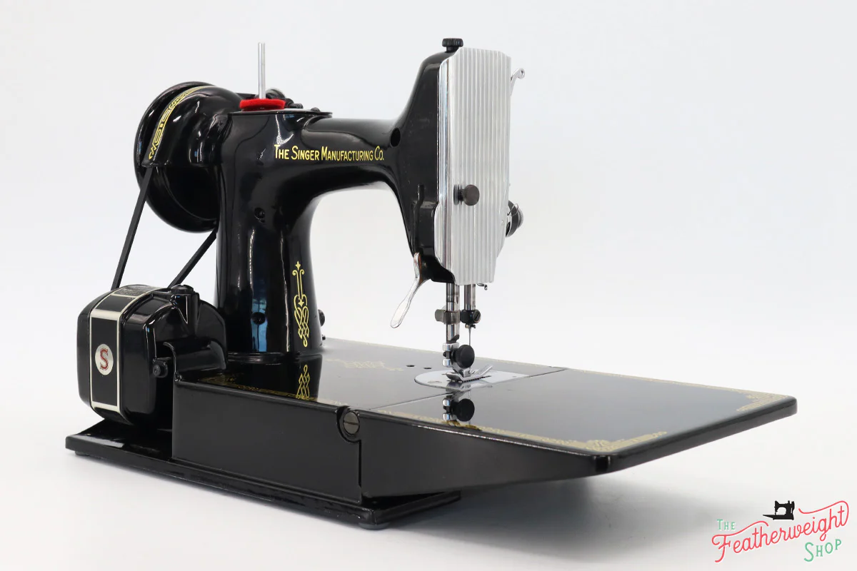 Singer Featherweight 221 Sewing Machine, AK620*** - Image 5